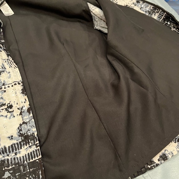 Beautiful jacket almost new size 10 - Picture 5 of 9